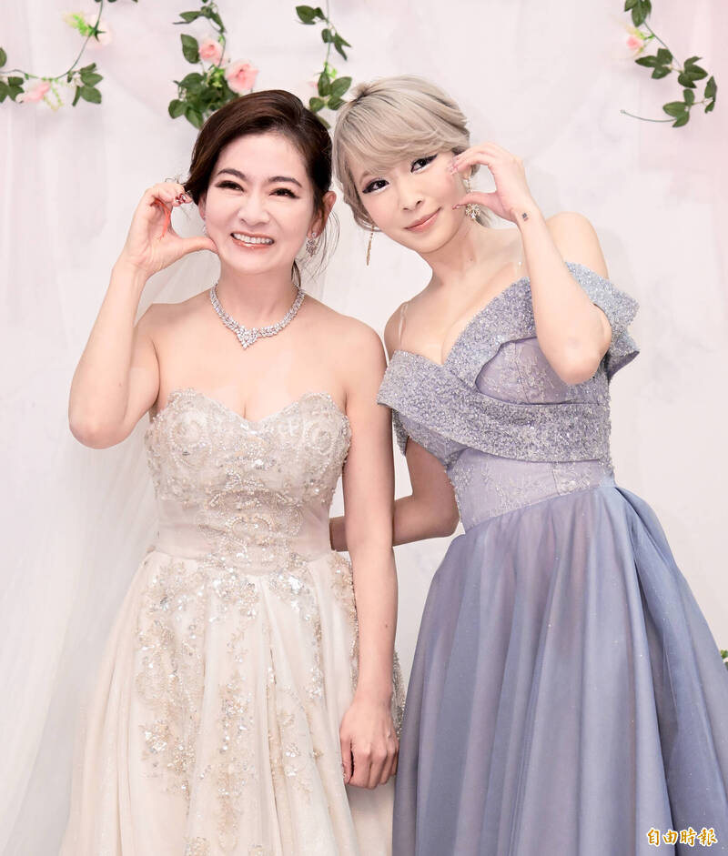 Makiyo（右）擔任主播劉盈盈（左）婚禮伴娘。（記者王文麟攝）
