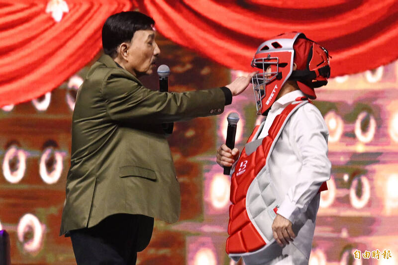 黃西田（右）戴了美式足球安全帽出場。（記者胡舜翔攝）