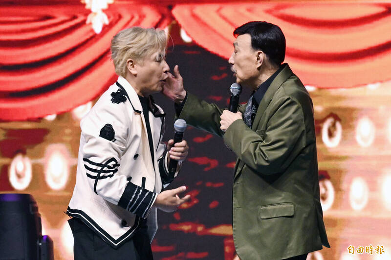 主持人歐漢聲、康康都陸續被余天打巴掌。（記者胡舜翔攝）