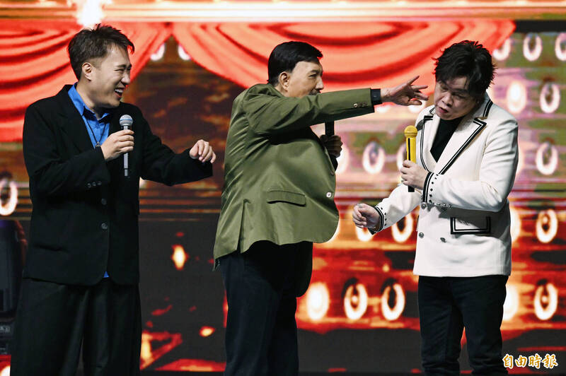 主持人歐漢聲、康康都陸續被余天打巴掌。（記者胡舜翔攝）