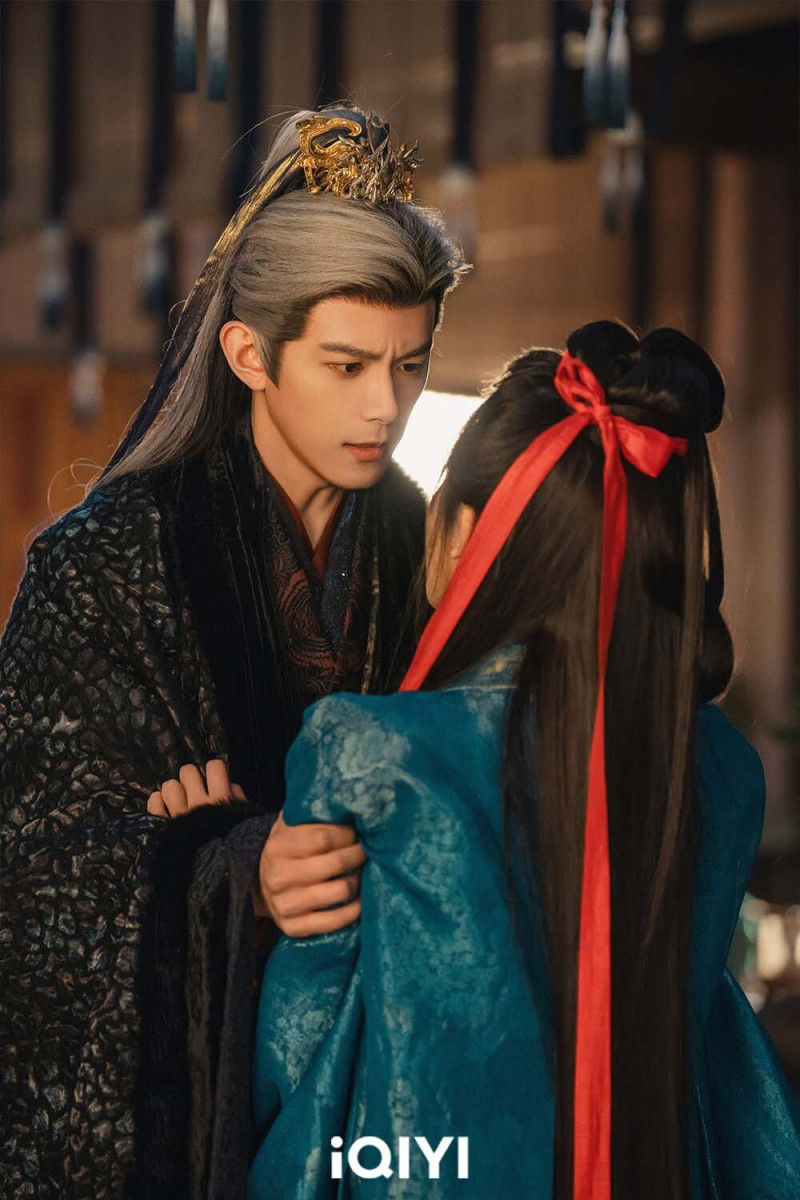 鄧凱（左）在《逐玉》對孔雪兒（右）上演強制愛。（愛奇藝國際站提供）