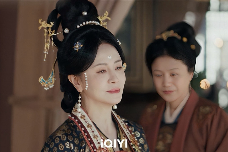 田麗在《逐玉》飾演「安太妃」。（愛奇藝國際站提供）