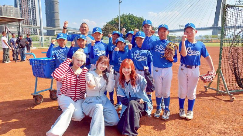 最新一集，安惠志（左）率領台灣女孩小美（中）、芮妮（右）深入興穀國小少棒。（Hami提供）