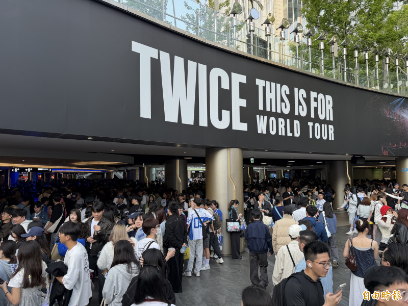 大巨蛋二號門擠得水洩不通。（記者鍾志均攝）