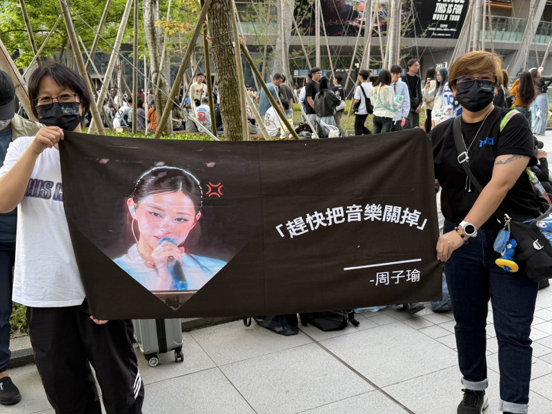 台灣粉絲IVY（左）和她的馬來西亞朋友前來追星。（記者鍾志均攝）