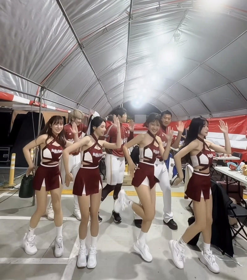 中華職棒開季宣傳活動21日熱鬧展開，岱縈（右1）傳遭男粉騷擾。（翻攝自IG）