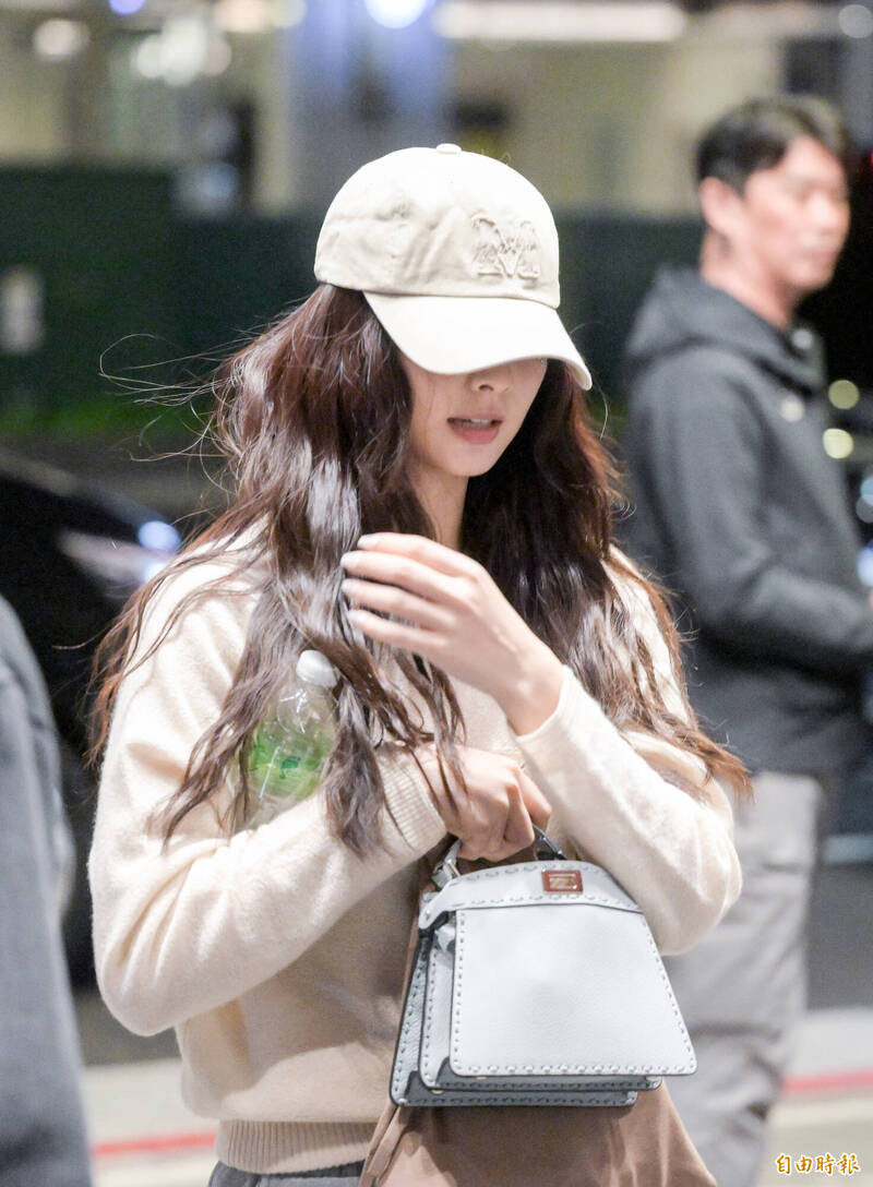 （直擊）TWICE慶功現身金豬食堂 300粉無聲守候成最暖一幕