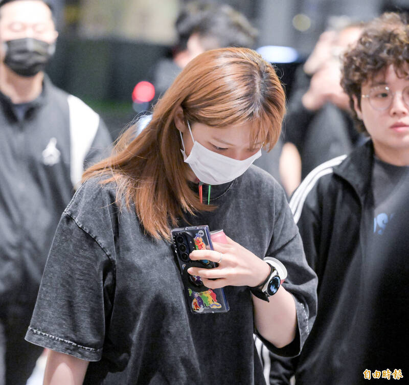 定延戴著口罩低著頭前往慶功。（記者王文麟攝）