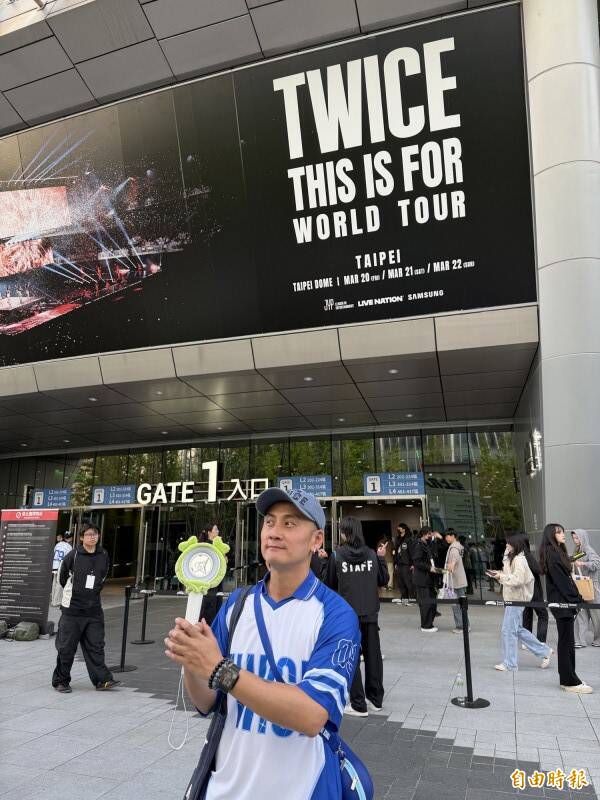 男粉絲FOX全身上下帶著TWICE應援物。（記者鍾志均攝）