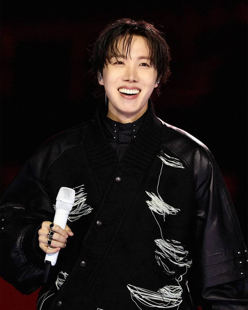 J-HOPE把白色元素展現在外套及麥克風，別具巧思。（翻攝自IG）