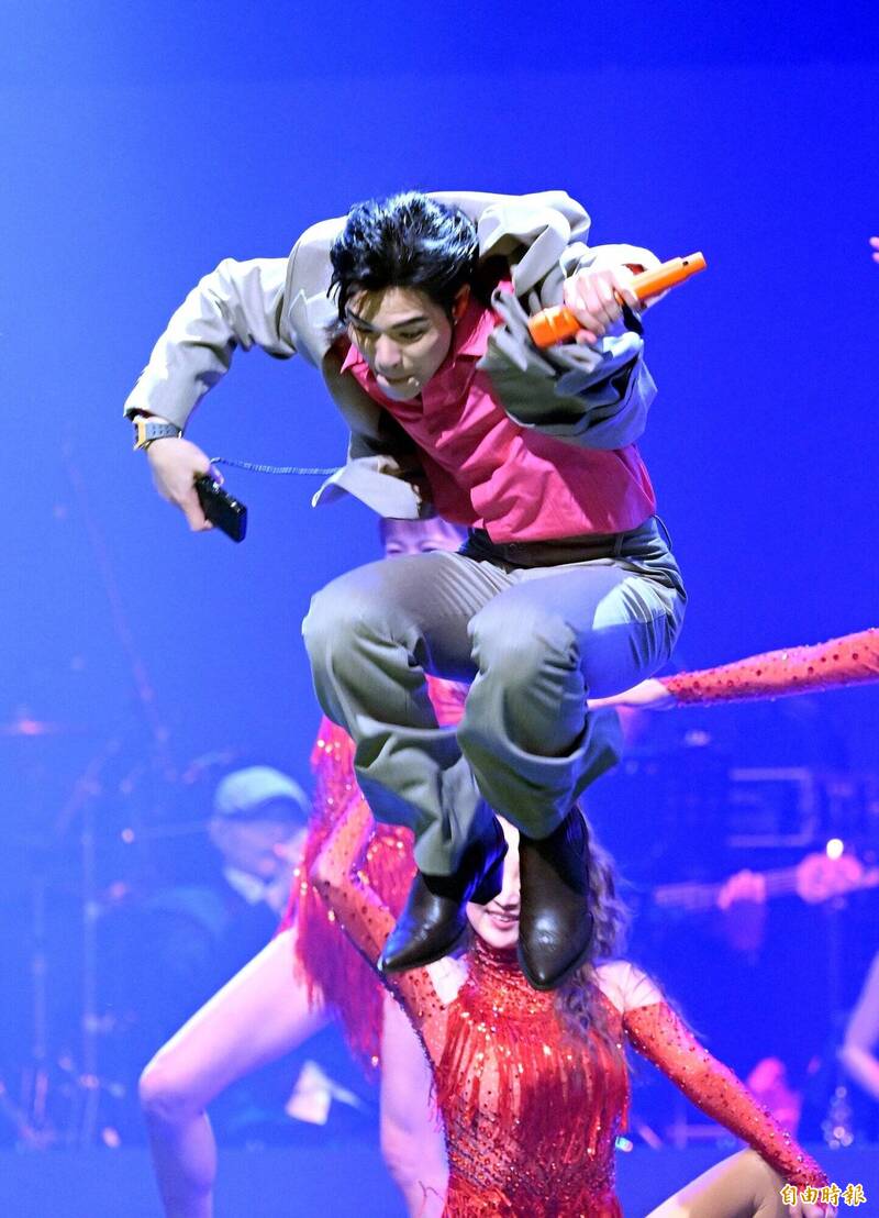 蕭敬騰賣力演出，被大讚是「歌唱超人」。（記者潘少棠攝）