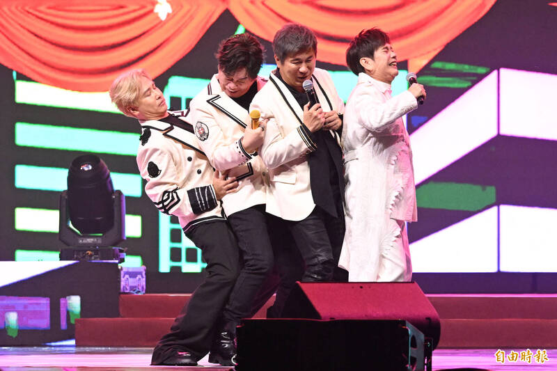 《鑽石舞台之夜》演唱會，歐漢聲（左起）、康康、胡瓜、黃西田。（記者胡舜翔攝）