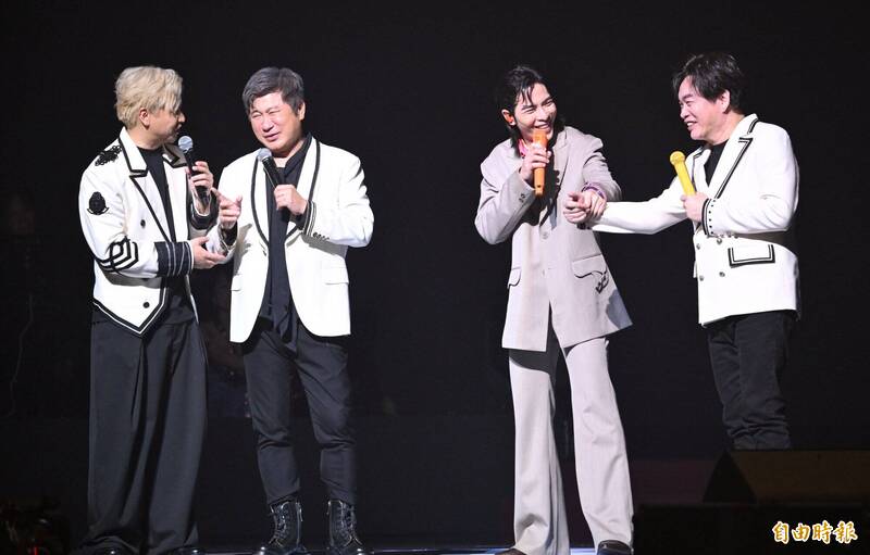 歐弟（左起）、胡瓜、蕭敬騰、康康在台上互動逗趣。（記者潘少棠攝）