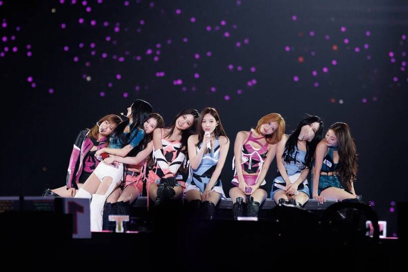 發現子瑜落淚，成員們立刻開啟「救場模式」。（Live Nation Taiwan提供）