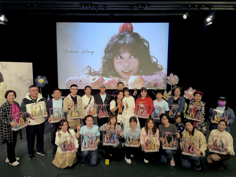 翁鈺鈞寵粉後送上禮。（三立電視藝能中心提供）