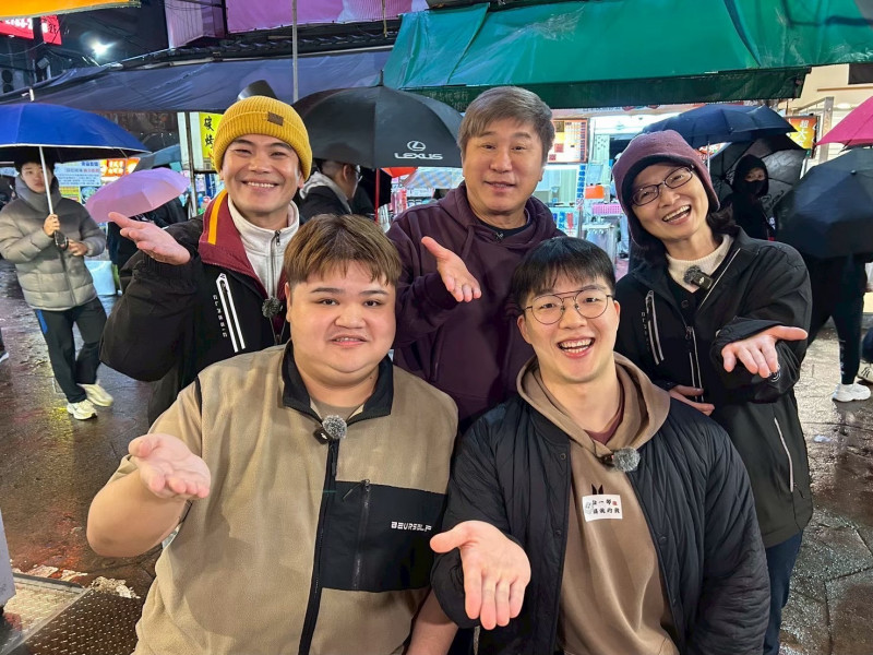 《下面一位》前進夜市挑戰「吃豆腐大戰」，特別找來大胃王吃貨豪豪（前排右）與小慧（前排左）助陣，讓胡瓜直呼壓力好大。（下面一位提供）