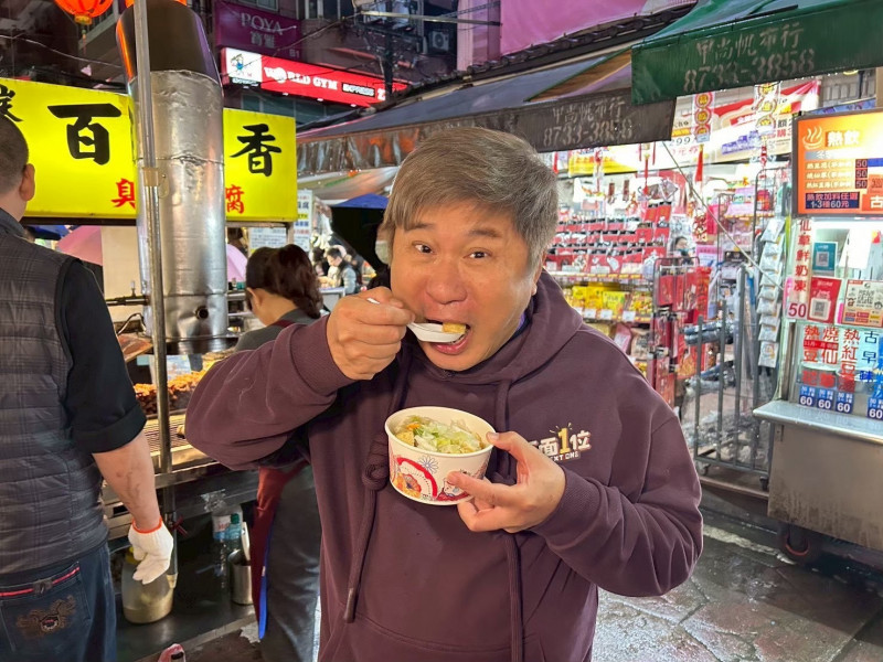 綜藝天王胡瓜親自下場挑戰夜市美食，不顧形象大口吃豆腐，展現親民本色。（下面一位提供）