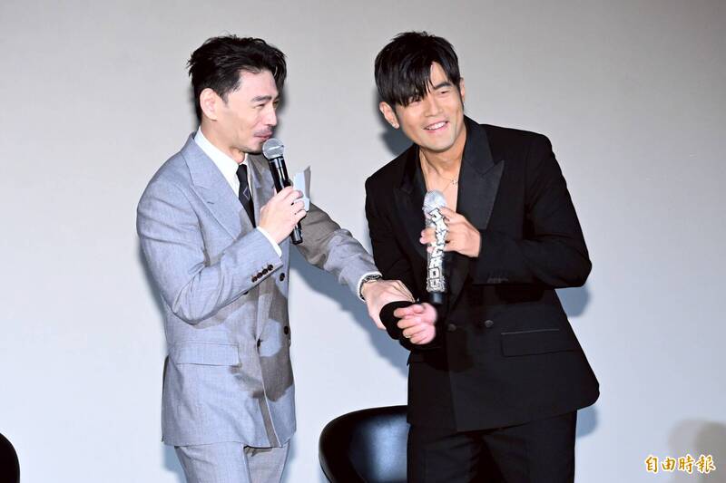 周杰倫（右）出席新專輯記者會和MV首映會，好友阿Ken（左）擔任主持人。（記者胡舜翔攝）