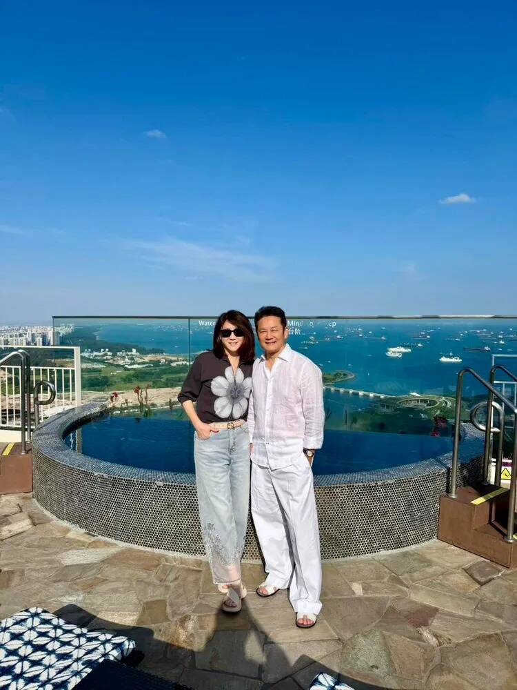 徐乃麟（右）與老婆汪家璉感情恩愛。（翻攝自臉書）