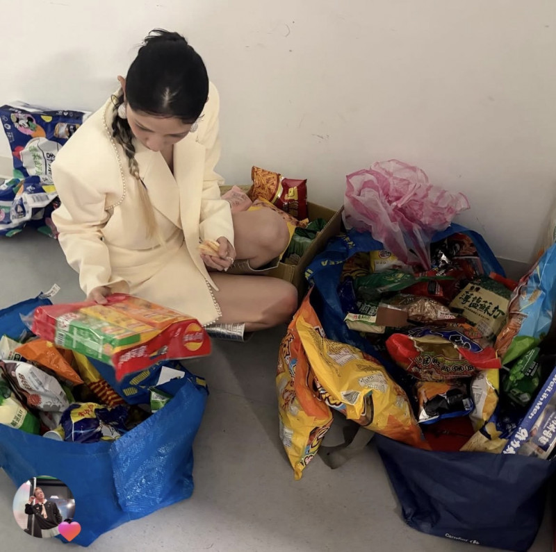 李千娜公開在後台偷翻零食的照片。（翻攝自Instagram）