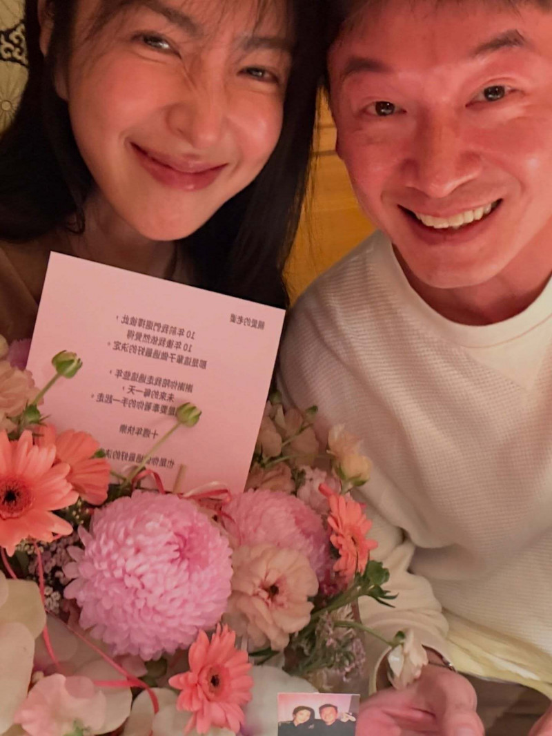 楊謹華慶相戀10週年告白富尪：想一直黏下去 飛香港追星Jennie嗨到失控