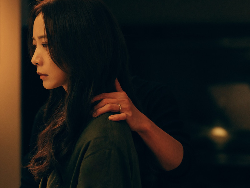 王珞丹在《暗戀者的救贖》陷入以愛之名的婚姻牢籠。（CATCHPLAY+提供）