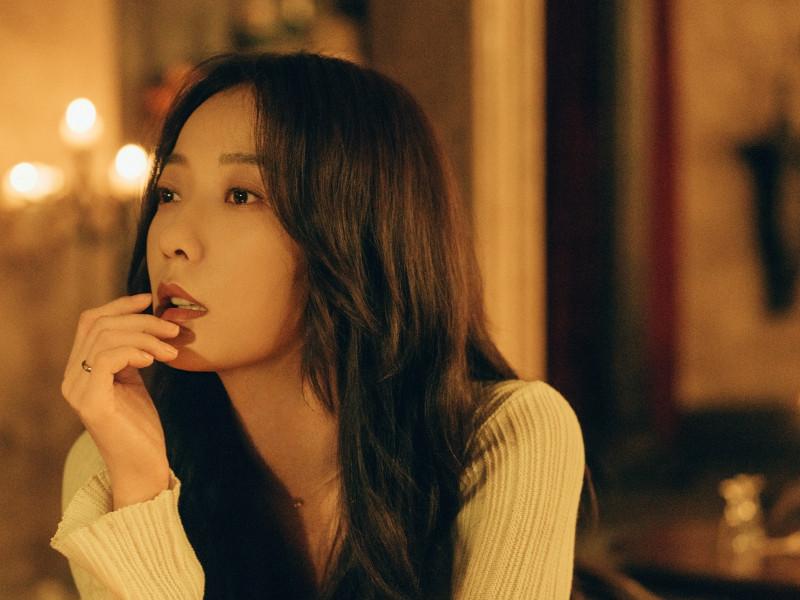 王珞丹在《暗戀者的救贖》嫁入豪門看似幸福的婚姻卻充滿秘密。（CATCHPLAY+提供）