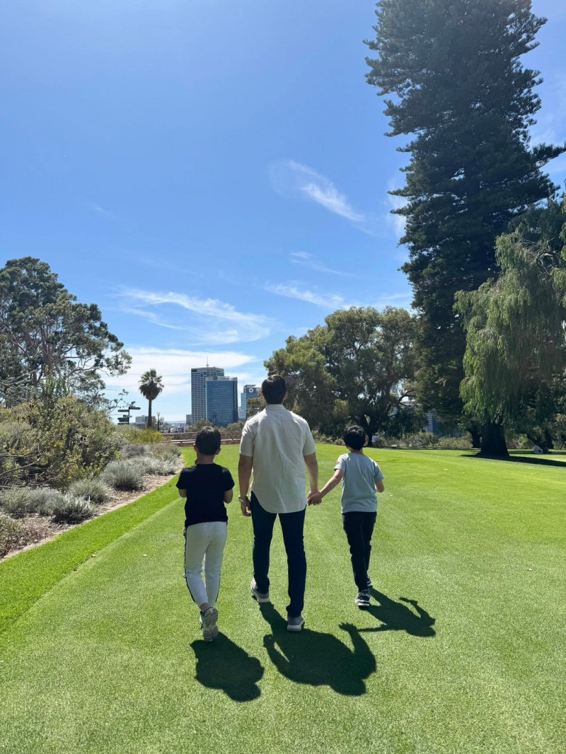 楊采妮分享老公與雙胞胎兒子的背影照。（翻攝臉書）