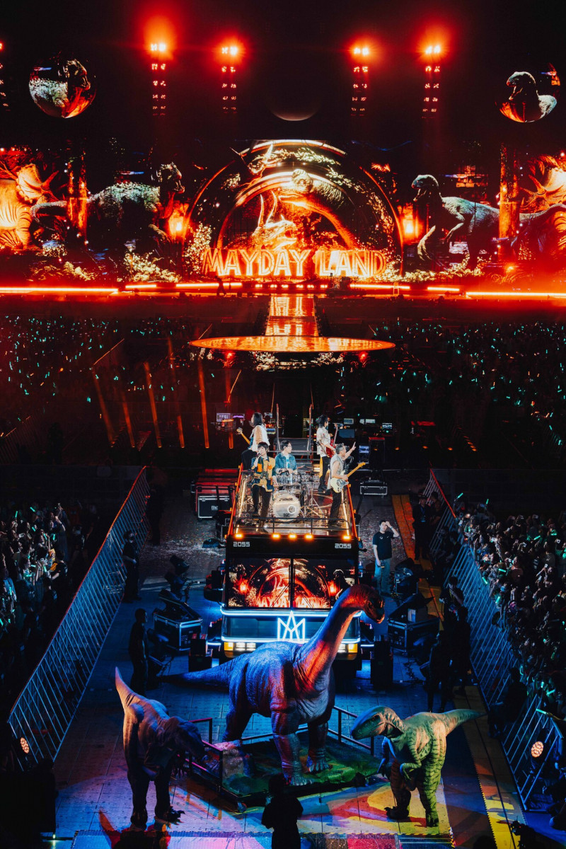 五月天香港場增加很多新內容，時光機帶大家回到侏羅紀，各種大恐龍也出現。（相信音樂提供）
