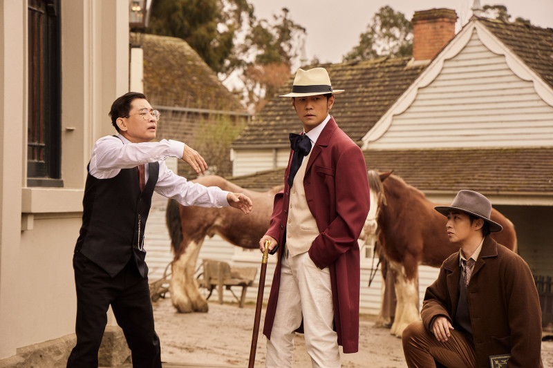 周杰倫（中）在《淘金小鎮》MV帥氣扮演探長。（杰威爾提供）