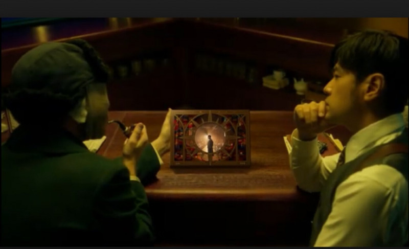 周杰倫（右）新專輯廣告中「梵谷」和他一起看著實體CD。（翻攝自杰威爾影片）