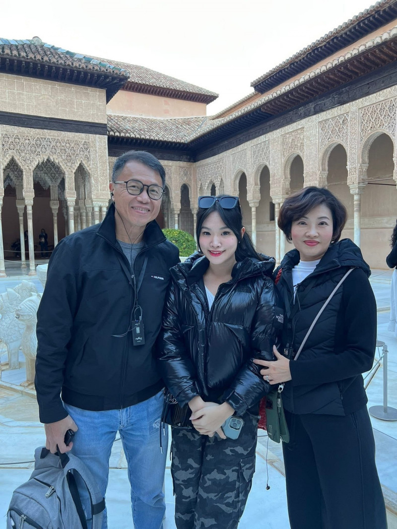 吳中純露齒遺照曝光！夫買下雙塔位生死相隨