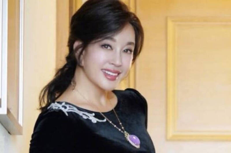 75歲劉曉慶被瞎傳陳屍泳池！幕後黑手曝光「家族恩怨再掀風暴」