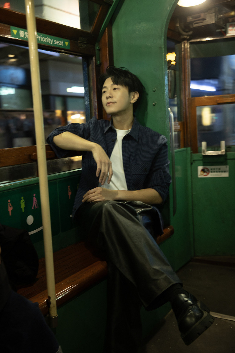 韋禮安搭乘香港叮叮車拍MV。（索尼提供）