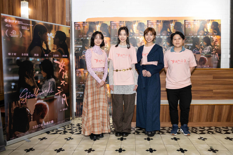 電影《女孩不平凡》導演徐欣羨（右起）率領陳孟琪、劉漪琳、韓寧一同出席記者會。（綺影映畫提供）