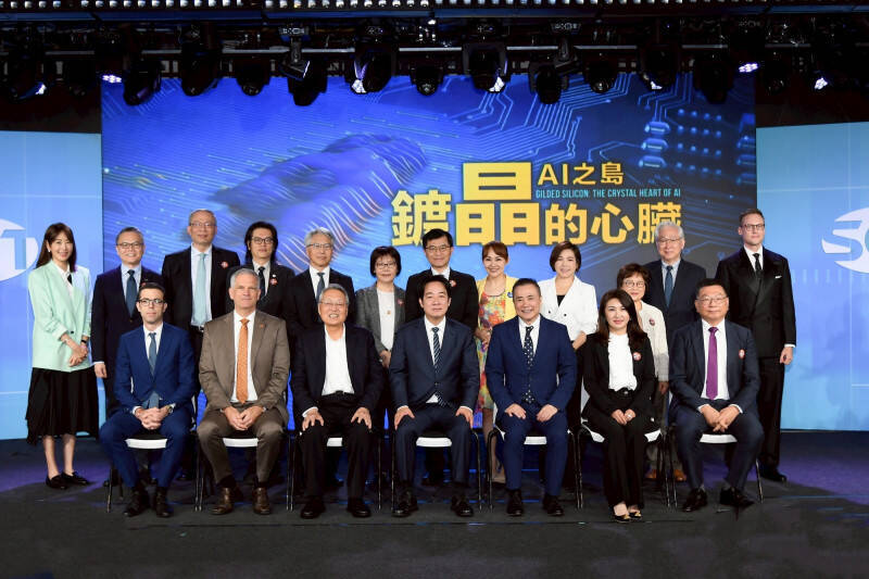 三立財經台開播15週年推出年度旗艦紀錄片《鍍晶的心臟—AI之島》，賈永婕（左1）也受邀現身首映會。（三立提供）