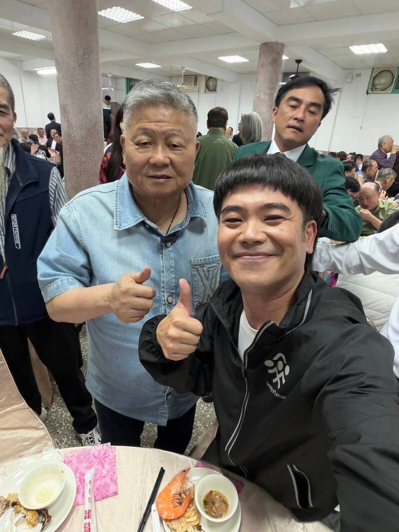 馬國弼（右）曬出自己和大甲鎮瀾宮董事長「標哥」顏清標合照。（翻攝自臉書）