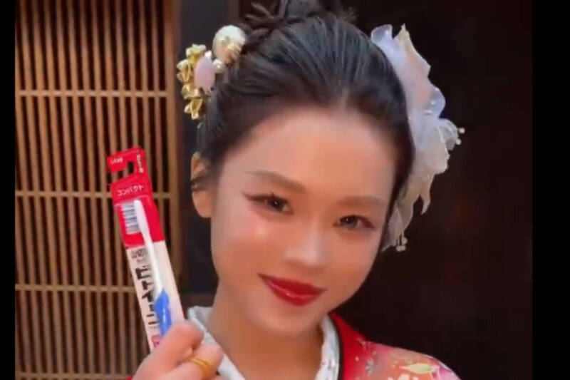 對方付錢後女子竟然從懷中掏出一支牙刷。（翻攝自X）