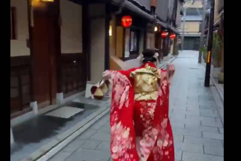 女子詐騙得逞後，立刻逃離現場。（翻攝自X）