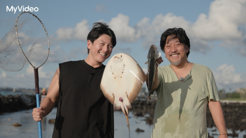 愛德華李（右）搭檔男星柳秀榮（左）走訪南韓品嚐在地海味美食。（MyVideo提供）