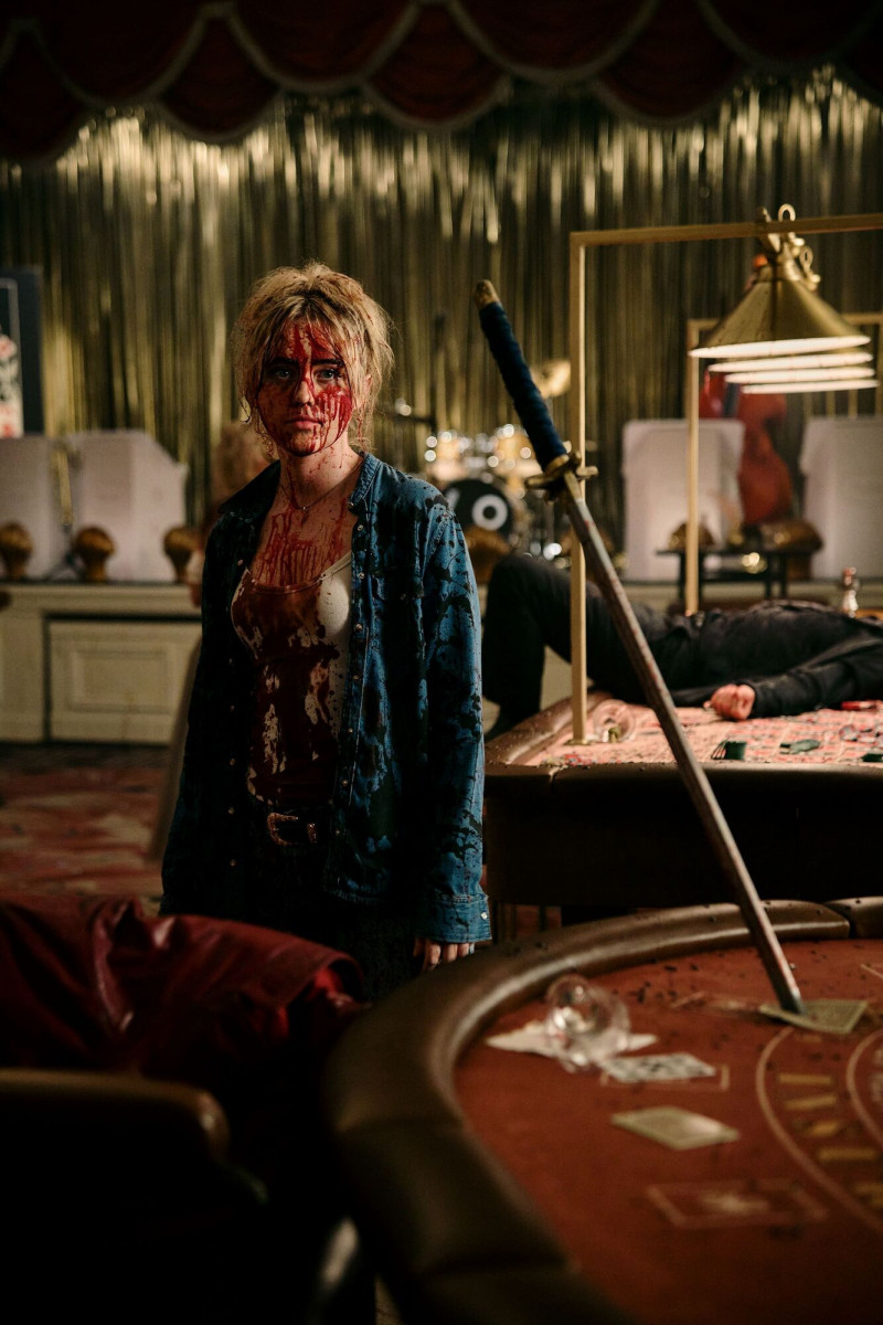 凱瑟琳紐頓加入《弒婚遊戲:2度開局》,和姊姊一同被追殺。(探照燈影業提供)