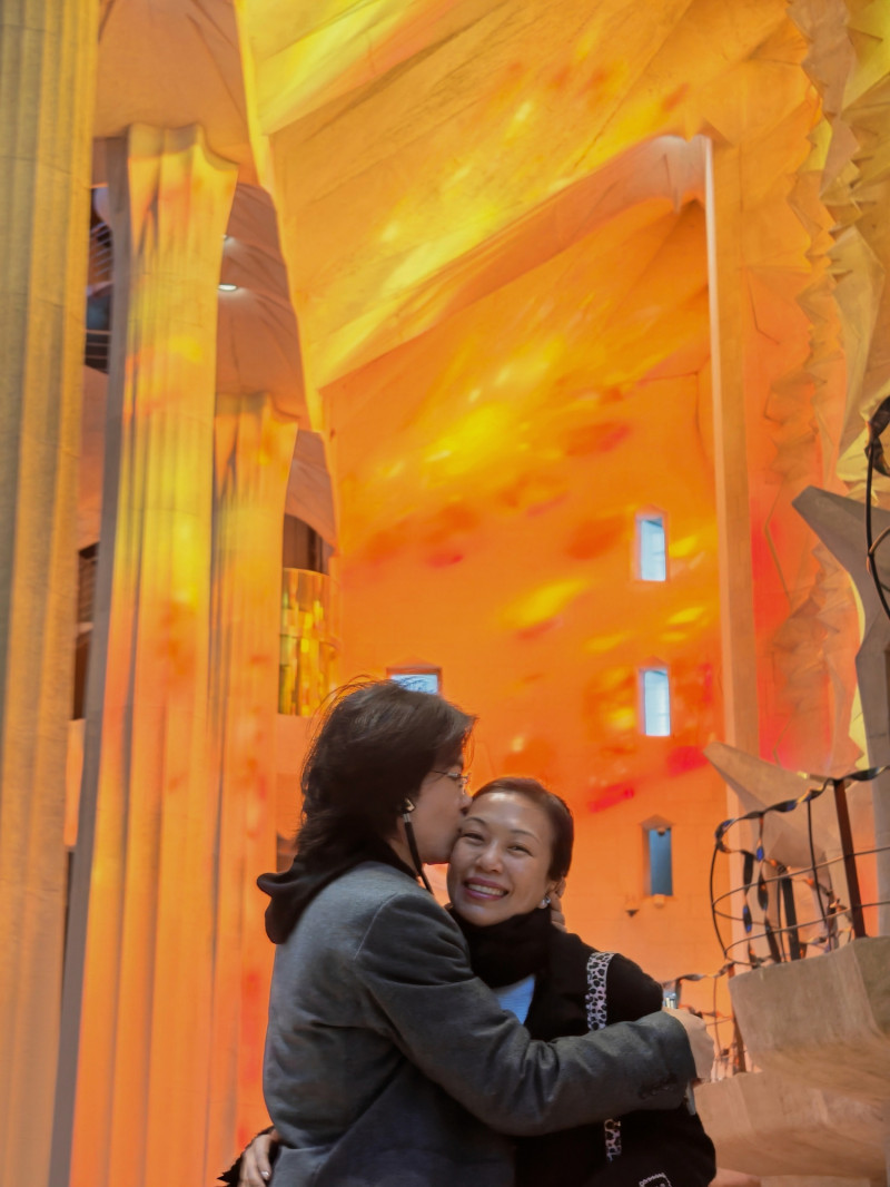 蕭敬騰浪漫親吻愛妻。（喜鵲娛樂提供）