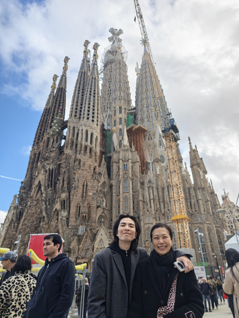 蕭敬騰與老婆Summer在聖家堂外合影。（喜鵲娛樂提供）