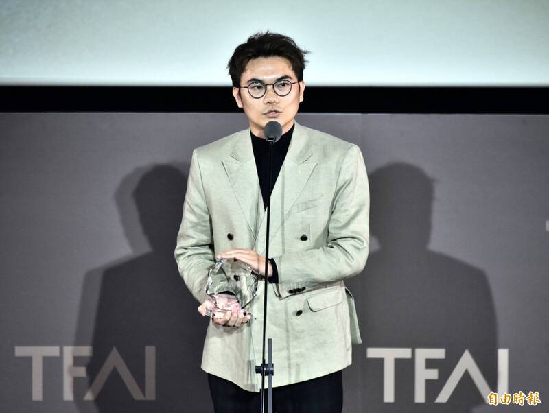 中華民國電影導演協會將「最佳新導演獎」頒給潘客印。（記者陳奕全攝）