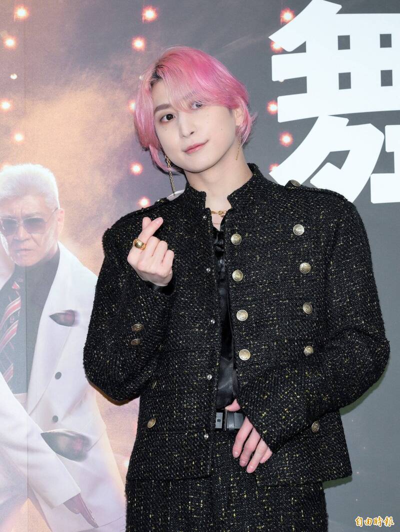 佐久間大介再度比出手指愛心。（記者王文麟攝）