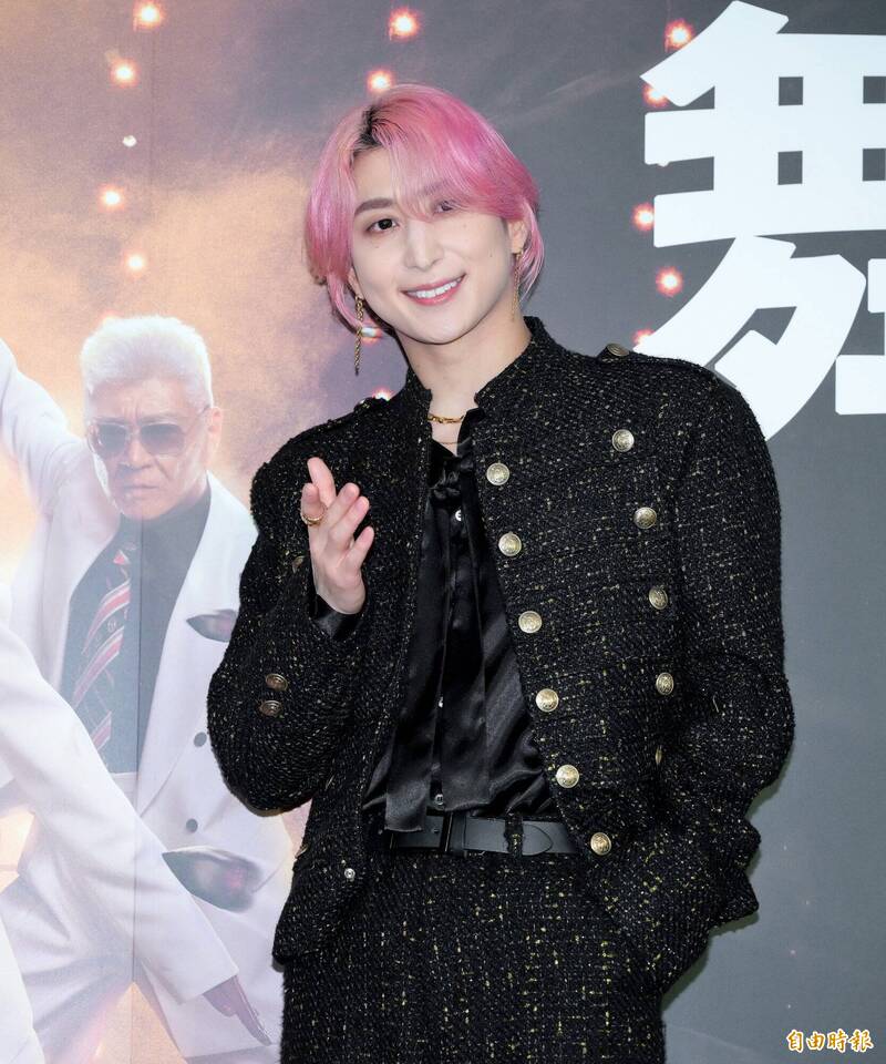 佐久間大介右手比出來，左手插口袋。（記者王文麟攝）