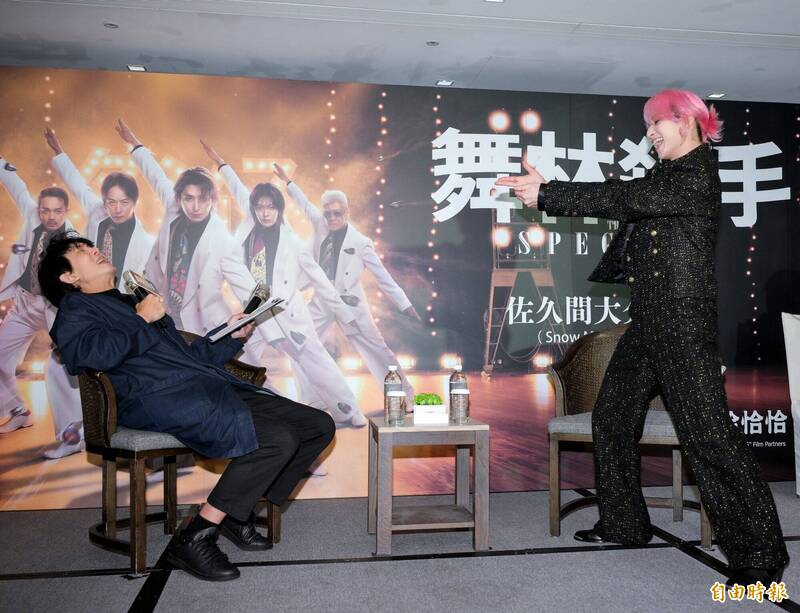 佐久間大介開槍攻擊主持人，主持人為做效果，不得已大喊「射我」，笑翻眾人。（記者王文麟攝）