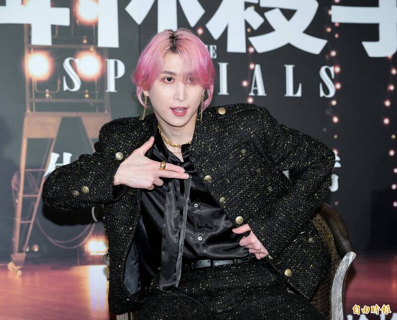 佐久間大介做出掏槍的動作。（記者王文麟攝）