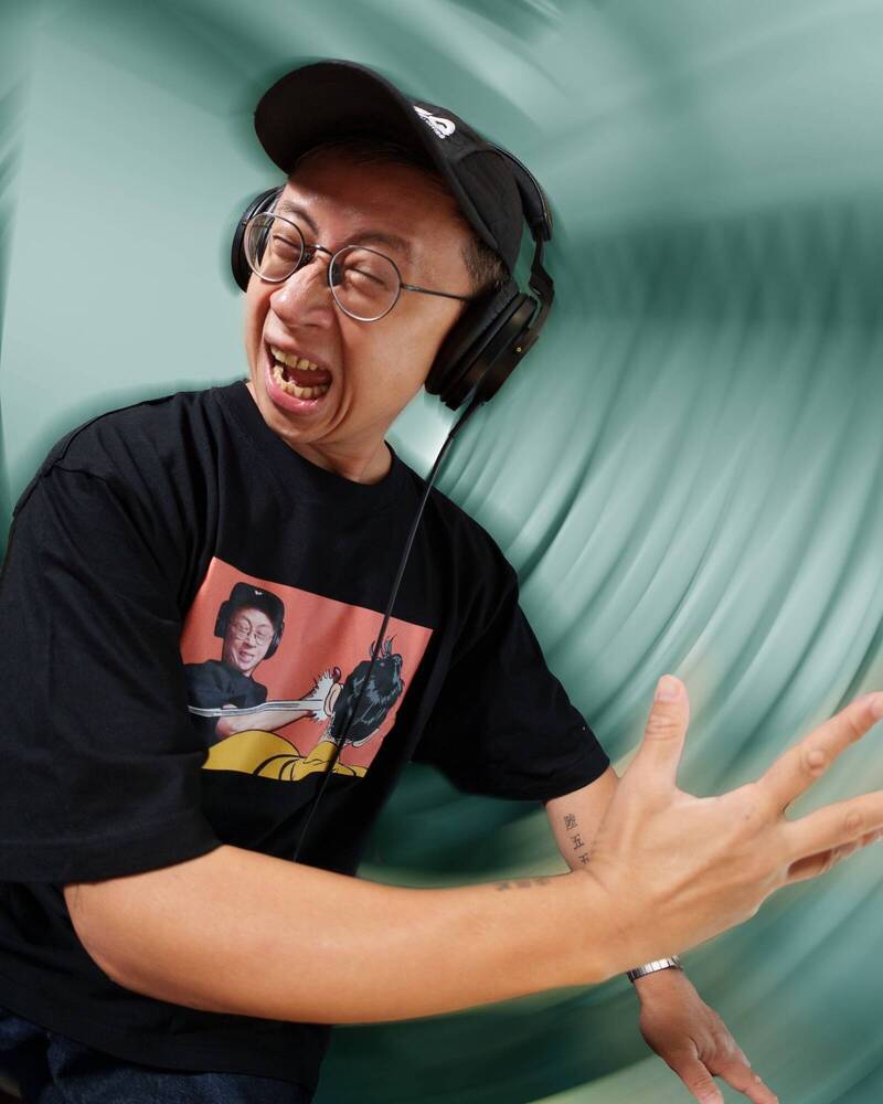 有人翻出呱吉過去在活動中用臀部夾斷53根筷子的往事。（翻攝自臉書）