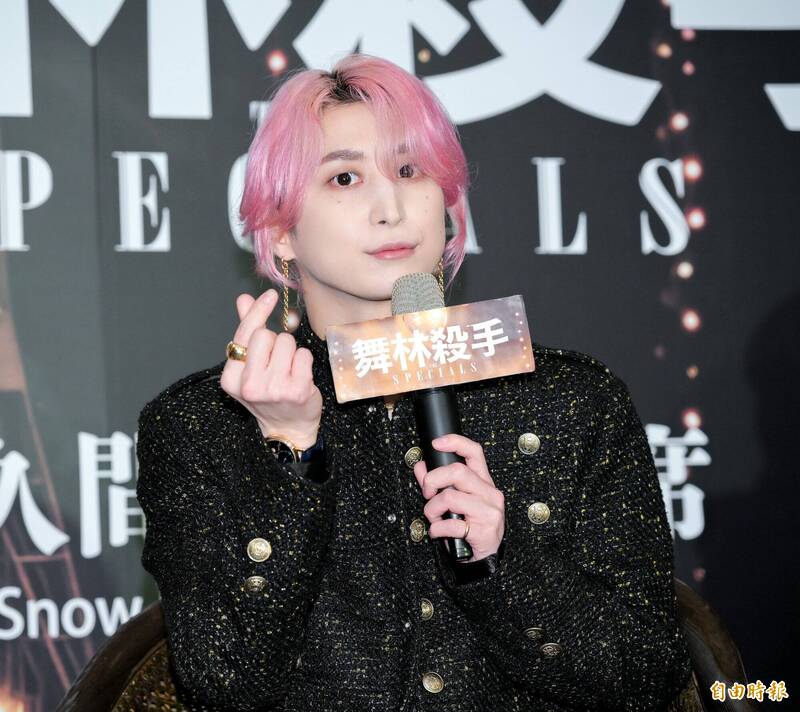 佐久間大介比出「手指愛心」，似乎也被韓式示愛影響。（記者王文麟攝）